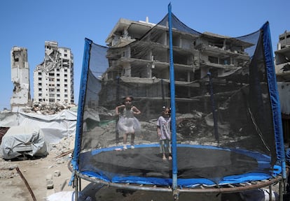 Niños palestinos juegan durante la festividad de Eid al-Adha, en la ciudad de Gaza, 6 de junio de 2025.