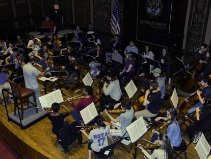 Estudiantes de Georgetown y músicos del Lyceum de La Habana en un ensayo en Washington.