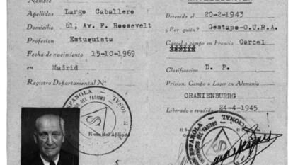 Carn&eacute; de la Federaci&oacute;n de Deportados a un campo nazi de Largo Caballero, que contiene el libro.