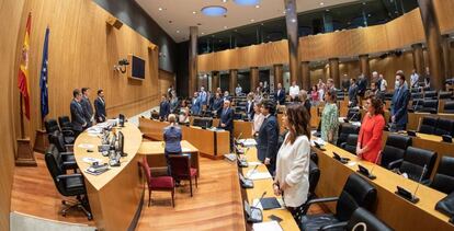 Minuto de silencio al inicio de la Comisión para la Reconstrucción Social y Económica del Congreso.