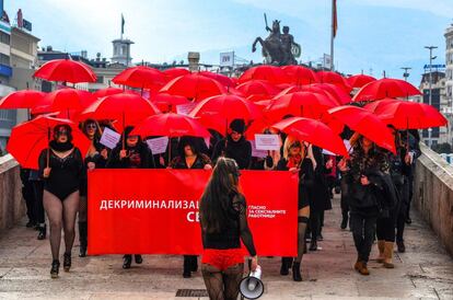 Trabajadoras sexuales llevan paraguas rojos mientras participan en marcha con motivo del Día Internacional para Eliminar la Violencia contra las Trabajadoras Sexuales, en Skopje (Macedonia).