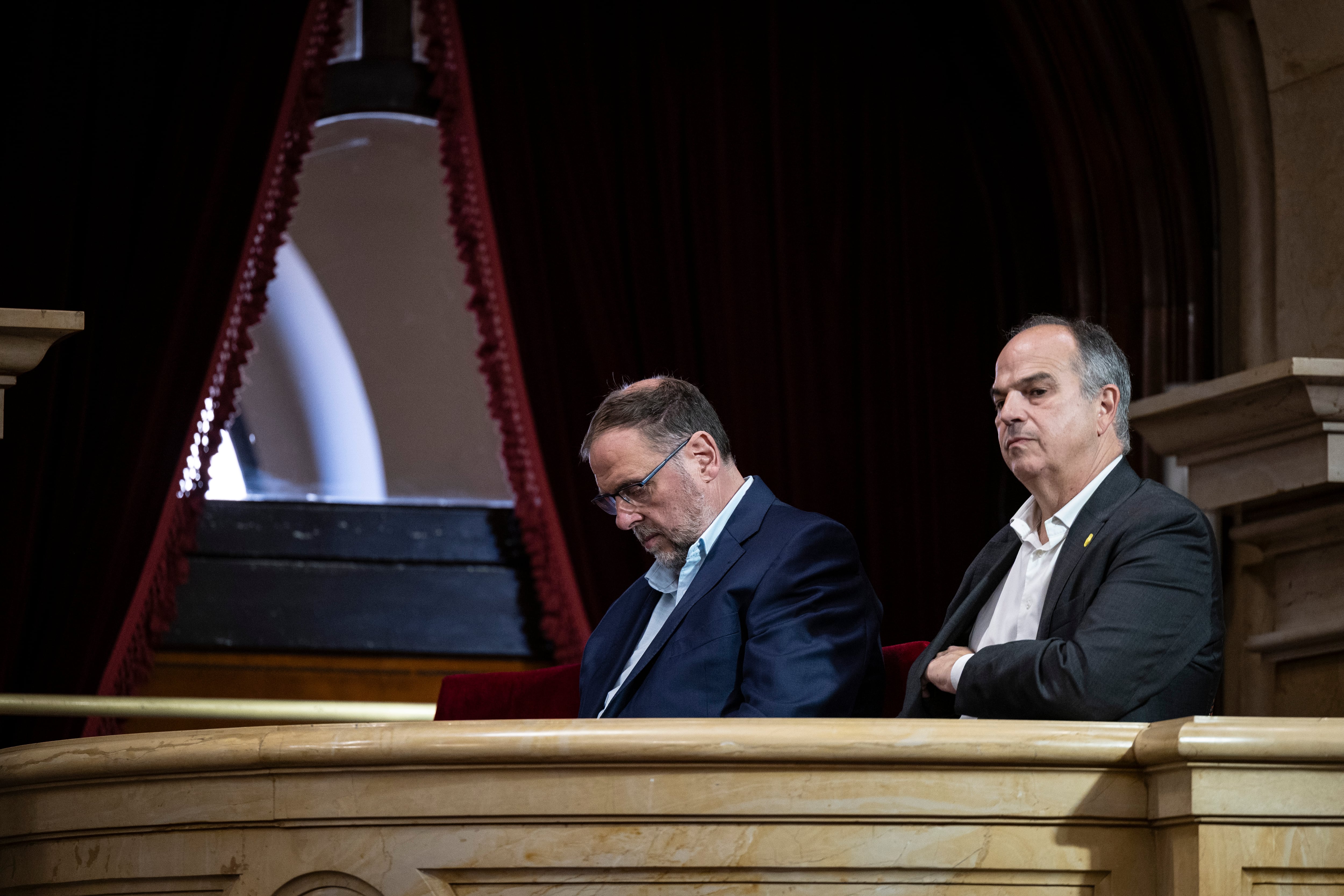 Oriol Junqueras (ERC) y Jordi Turull (Junts) durante el debate de Politica General en el Parlament de Cataluña.