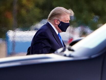 O presidente dos Estados Unidos, Donald Trump, na chegada, sexta-feira, ao hospital militar Walter Reed.