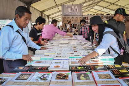 Visitantes acuden de la XXIII Feria Internacional del Libro Zócalo, en Ciudad de México.