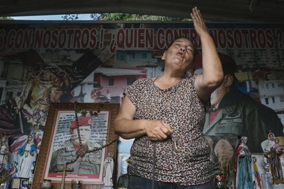 Elizabeth Torres, guardiana de la capilla Santo Hugo Chávez.