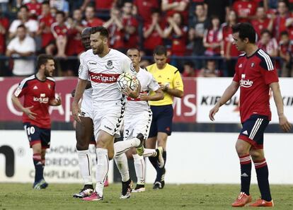 El jugador del N&agrave;stic Alex Lopez despr&eacute;s de fer el primer i &uacute;nic gol de l&#039;equip tarragon&iacute;. 
 