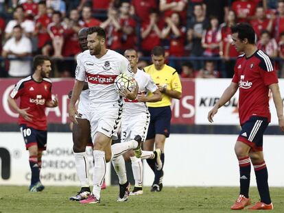 El jugador del N&agrave;stic Alex Lopez despr&eacute;s de fer el primer i &uacute;nic gol de l&#039;equip tarragon&iacute;. 
 