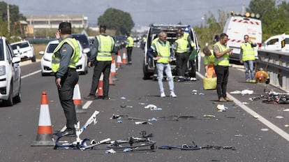 Agentes de la Guardia Civil y de emergencias en el punto donde la conductora de un turismo arrolló en 2017 a un grupo de seis ciclistas.