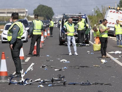 Agentes de la Guardia Civil y de emergencias en el punto donde la conductora de un turismo arrolló en 2017 a un grupo de seis ciclistas.