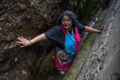 Erika, maestra del kinder ubicado en la zona del deslave, muestra la cercancia y el riesgo de estar al lado del cerro, ya que la escuela puede tener un riesgo a quedar sepultada.