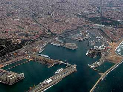 Vista aérea del puerto de Barcelona con la nueva bocana y el puente de Europa.
