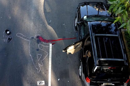 La silueta de un hombre que fue asesinado al bajar de su camioneta cuando Llegaba a un domicilio, aparentemente en una venganza laboral.