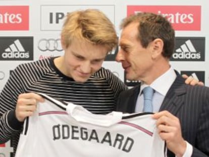 Odegaard y Butragueño, en la presentación del noruego.