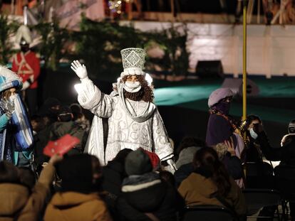 Los Reyes Magos con mascarilla, a su llegada a Barcelona el pasado año.