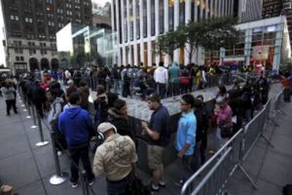 Varias personas hacen fila en una tienda de Apple en Nueva York para comprar el iPhone 5, la nueva apuesta de Apple en el mundo de la telefonía móvil.