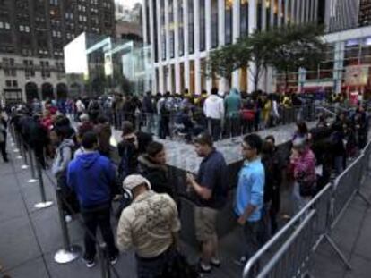 Varias personas hacen fila en una tienda de Apple en Nueva York para comprar el iPhone 5, la nueva apuesta de Apple en el mundo de la telefonía móvil.
