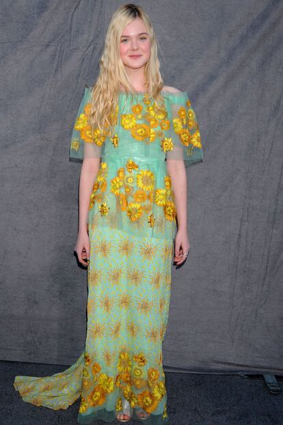 Rodarte fue la firma elegida por Elle Fanning, un vestido en azul con volantes y flores amarillas tan delicado como ella.