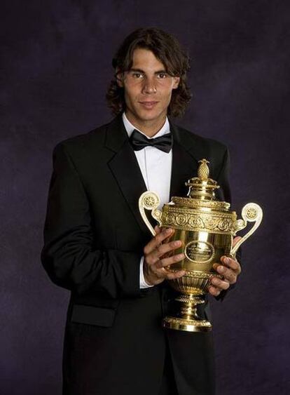 Rafa Nadal posa con el trofeo de campeón de Wimbledon.