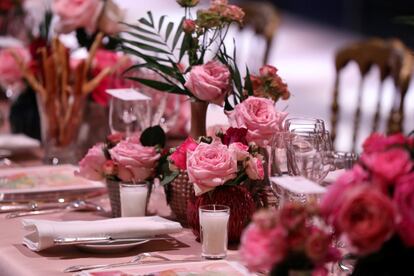 El Baile de la Rosa hizo honor a su nombre con la decoración foral que había sobre las mesas. Esta es una de las citas más importantes del año en Mónaco.