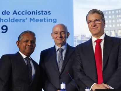 Dillip Rajakarier, consejero delegado de Minor; Ramón Aragonés, consejero delegado de NH, y Alfredo Fernández Agras, presidente del Consejo de NH.