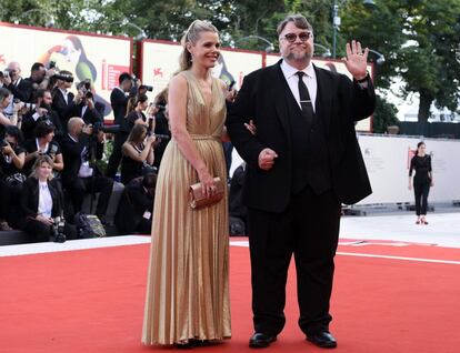 El director y presidente del jurado del festival Guillermo del Toro (d) y Clemence Poesy llegan a la ceremonia de apertura y proyección de la película "First Man".