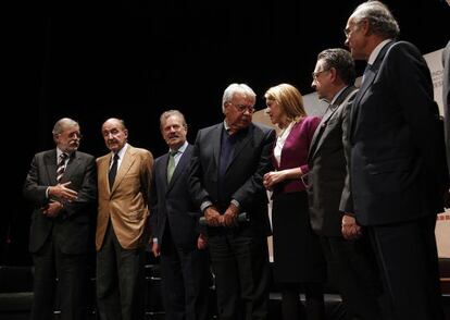 De izquierda a derecha: Juan Carlos Rodríguez Ibarra, Miquel Roca, Manuel Campo Vidal, Felipe González, María Dolores de Cospedal y Miguel Herrero y Rodríguez de Miñón, ayer en el debate sobre la organización territorial del Estado celebrado en el Círculo de Bellas Artes de Madrid.