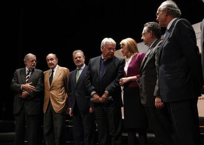 De izquierda a derecha: Juan Carlos Rodr&iacute;guez Ibarra, Miquel Roca, Manuel Campo Vidal, Felipe Gonz&aacute;lez, Mar&iacute;a Dolores de Cospedal y Miguel Herrero y Rodr&iacute;guez de Mi&ntilde;&oacute;n, ayer en el debate sobre la organizaci&oacute;n territorial del Estado celebrado en el C&iacute;rculo de Bellas Artes de Madrid.