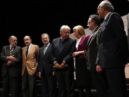 De izquierda a derecha: Juan Carlos Rodr&iacute;guez Ibarra, Miquel Roca, Manuel Campo Vidal, Felipe Gonz&aacute;lez, Mar&iacute;a Dolores de Cospedal y Miguel Herrero y Rodr&iacute;guez de Mi&ntilde;&oacute;n, ayer en el debate sobre la organizaci&oacute;n territorial del Estado celebrado en el C&iacute;rculo de Bellas Artes de Madrid.