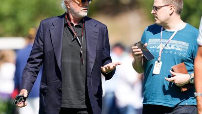 El empresario italiano Flavio Briatore (izquierda), el viernes a su llegada el circuito de Montmeló.