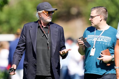 El empresario italiano Flavio Briatore (izquierda), el viernes a su llegada el circuito de Montmeló.