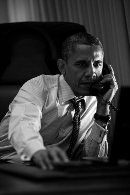 El presidente Obama habla por teléfono con su homólogo italiano Mario Monti durante un vuelo del Air Force One.