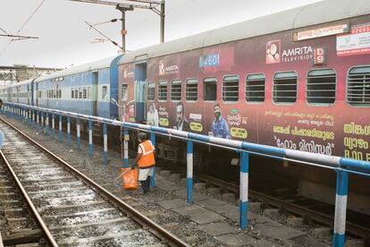 Una trabajadora de la limpieza recoge desechos en la estación de trenes de Cochin, la principal de Kerala. El estado sur de India ha desarrollado políticas medioambientales que le han permitido declarar su terriitorio zona libre de defecación a la intemperie en 2016.