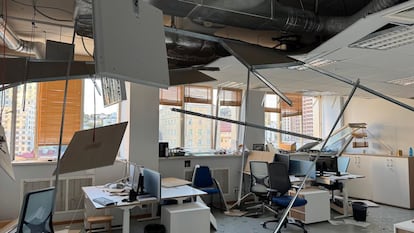 Daños en la sede de la Unión Europea en Kiev, en una imagen de la embajadora Katarina Mathernova en su cuenta de X.