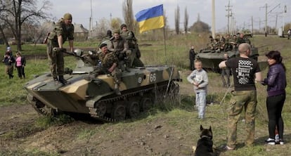 Soldados ucranios en un carro blindado toman posiciones en las afueras de Kramatorsk, en la región de Donetsk, el pasado martes.