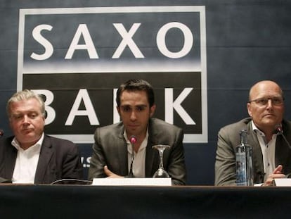 Contador junto al dueño del Saxo Bank, Lars Christensen, y Bjarne Riis.
