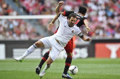 Garay derriba a Higuaín.