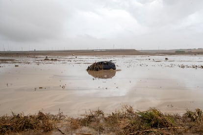 Un coche destrozado a causa de las inundaciones provocadas por la dana, este lunes en Toledo.