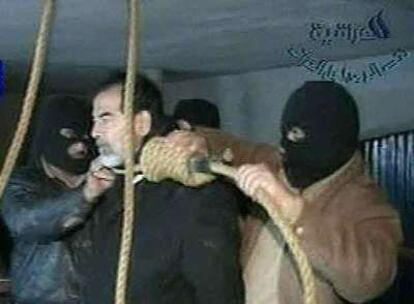 En una imagen del vídeo hecho público por la televisión iraquí se ve a los verdugos colocando la soga al cuello de Sadam Husein.
