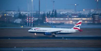 Un avión de British Airways aterriza en el aeropuerto de Berlín.