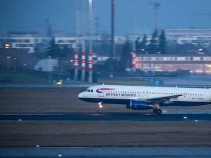 Un avión de British Airways aterriza en el aeropuerto de Berlín.