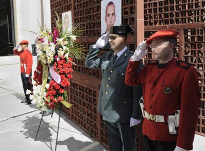 Homenaje celebrado ayer en el Parlamento vasco a los dos guardias civiles asesinados el jueves en Mallorca.