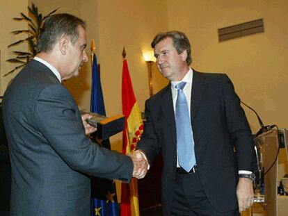 Bernabé Unda Barturen (derecha), recibe un premio para su empresa del ministro de Trabajo, Celestino Corbacho, la semana pasada.
