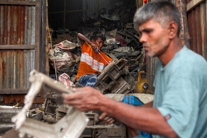 Un niño trabaja en una fábrica de reciclaje de plástico en condiciones insalubres e inseguras en Bangladés