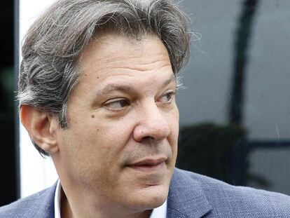 O candidato a vice-presidente pelo PT, Fernando Haddad, em frente à Superintendência da Polícia Federal em Curitiba, onde Lula está preso.