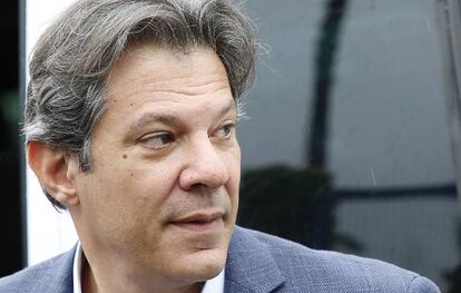 O candidato a vice-presidente pelo PT, Fernando Haddad, em frente à Superintendência da Polícia Federal em Curitiba, onde Lula está preso.