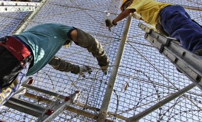 Instalaci&oacute;n de cuchillas en la valla fronteriza de Melilla.