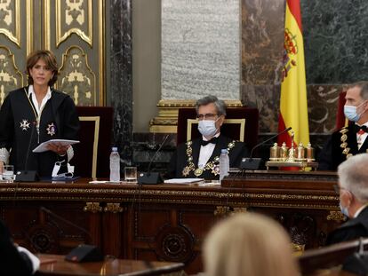 El rey Felipe VI (a la derecha), el presidente del Tribunal Supremo y del Consejo General del Poder Judicial, Carlos Lesmes (centro) y la fiscal general del Estado, Dolores Delgado, este lunes, en el acto de apertura del Año Judicial en el Tribunal Supremo en Madrid.