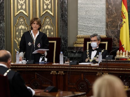 El rey Felipe VI (a la derecha), el presidente del Tribunal Supremo y del Consejo General del Poder Judicial, Carlos Lesmes (centro) y la fiscal general del Estado, Dolores Delgado, este lunes, en el acto de apertura del Año Judicial en el Tribunal Supremo en Madrid.