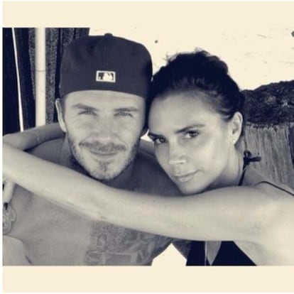 @victoriabeckham: 'Thank you for all your lovely messages, we are so proud of you David x vb' (Gracias por todos vuestros mensajes de cariño, estamos muy orgullosos de ti, David. Besos Victoria).