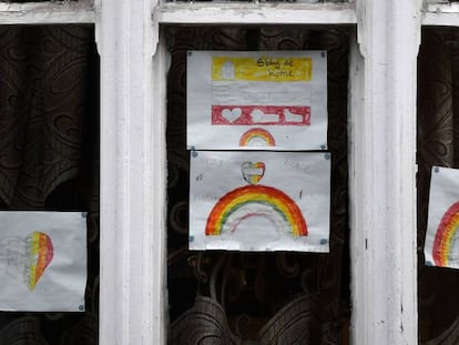 Unos dibujos infantiles agradecen al Servicio Nacional de Salud británico su labor haciendo frente a la pandemia de covid-19 en Leicester, Reino Unido, el 28 de junio. 